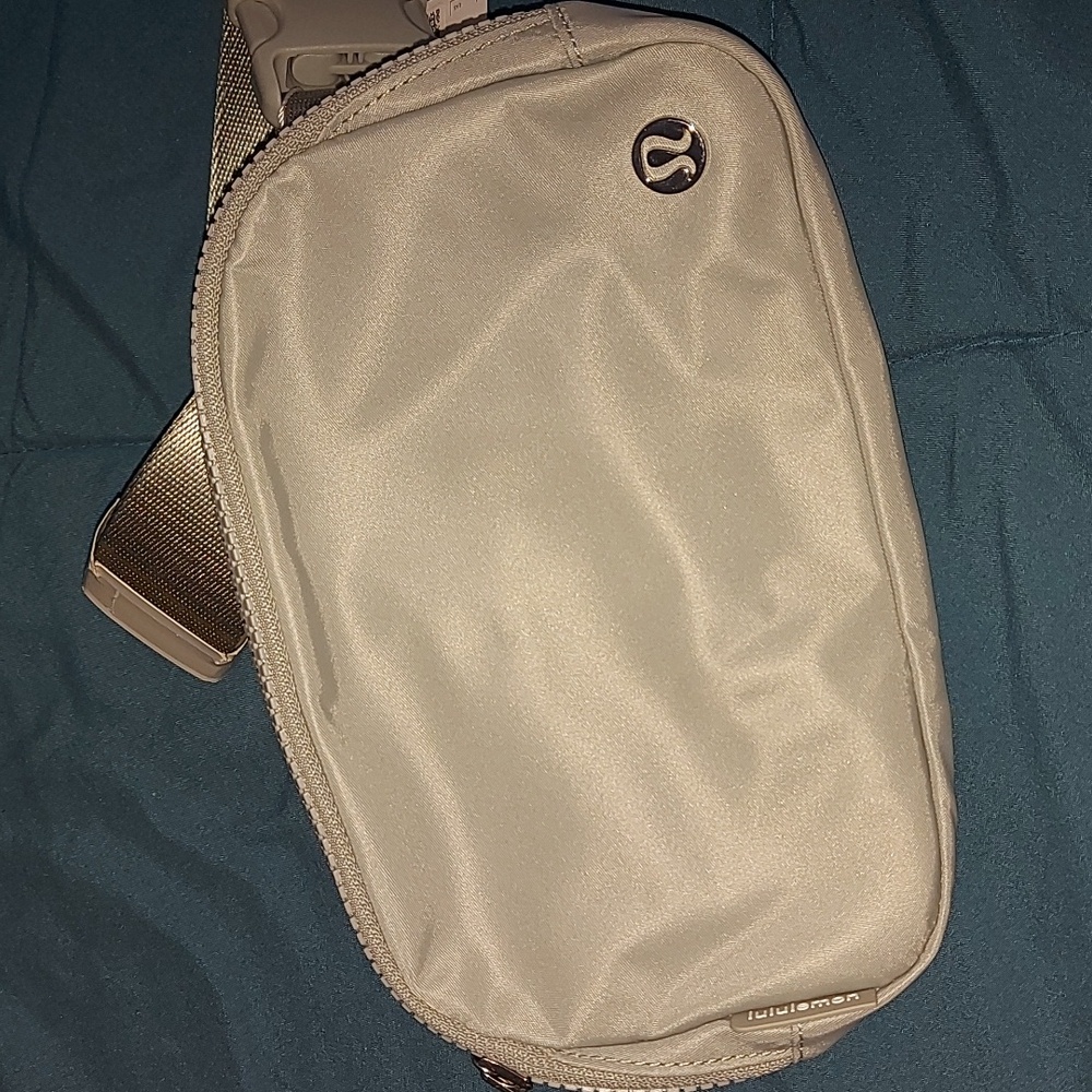Lululemon Everywhere Belt Bag - Picture 8 of 9